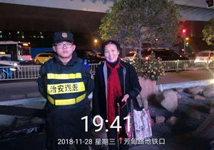 拾金不昧樹(shù)新風(fēng)系列報道 --洋涇輔警項目拾到手機交還失主