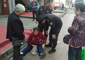 七旬老人摔倒，熱心特保伸援手 --惠南市容項目救助受傷老人