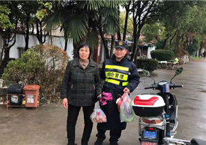 迷路老人神情慌，宗保特保來(lái)幫忙 --長(cháng)興島項目將迷路老人送回家