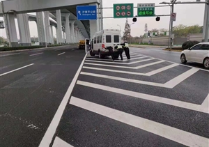 車(chē)輛拋錨堵交通，宗保特保來(lái)相助 --閔行輔警項目相助拋錨車(chē)輛