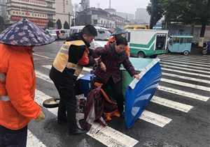 老人倒地扶不扶？民泰特保告訴你答案！ --浙江民泰星橋市容項目攙