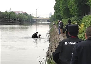 有驚無(wú)險！宗保特保勇救跳河輕生女子 --張江輔警隊員勇救跳河輕生